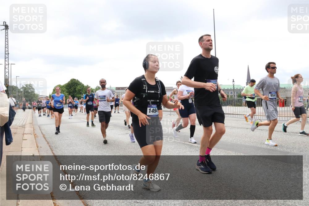 29.06.2025 - hella hamburg halbmarathon Lena Gebhardt http://msf.ph/oto/8246867 29.06.2025 11:07:31 Lombardsbrücke 1638, 1829, 2168, 2253, 2312, 2314, 2330, 2389, 2764, 3032, 3078, 3595, 3669, 3866, 3867, 4226, 4243, 4250, 4899, 4988, 5270, 5445, 5448, 5541, 5725, 5726, 5819, 6224, 6728, 7194, 7441, 7560, 7892, 7994, 7995, 8109, 8201, 8246, 8339, 8384, 8420, 8446, 8579, 8580, 8604, 8640, 8735, 9494, 9541, 9589, 9646, 9732, 10289, 10379, 10406, 10475, 10517, 10537, 10743, 11504, 11724, 12063, 12964, 15598, 15716, 18462 meine-sportfotos.de