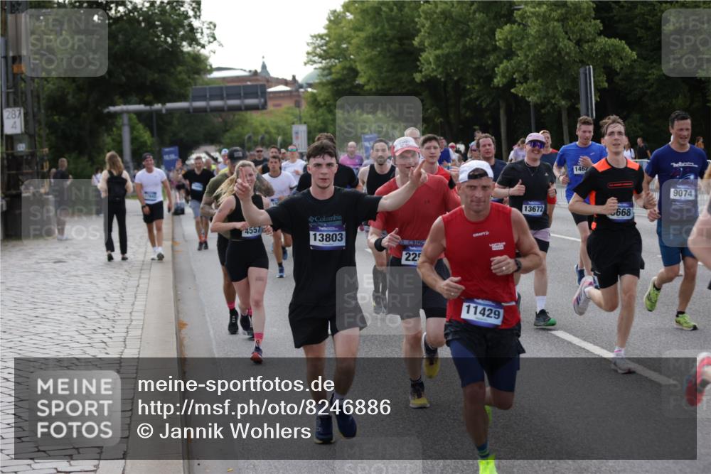 29.06.2025 - hella hamburg halbmarathon Jannik Wohlers http://msf.ph/oto/8246886 29.06.2025 09:55:35 Lombardsbrücke 1143, 1216, 1257, 1267, 1502, 1507, 1689, 2083, 2250, 2260, 2818, 2864, 2884, 3060, 3543, 3692, 4033, 4127, 4346, 4557, 4601, 5116, 6115, 6134, 6994, 7056, 7100, 7224, 7332, 7657, 8273, 8335, 8390, 8668, 8821, 8989, 9074, 9551, 10408, 10603, 10811, 10895, 11009, 11211, 11429, 11645, 12277, 12523, 12875, 13301, 13672, 13758, 13803, 13875, 14239, 14628, 14928, 15384, 15392, 15502, 15899, 16149, 16175, 16623, 16738, 17127, 17131, 17282, 17842 meine-sportfotos.de