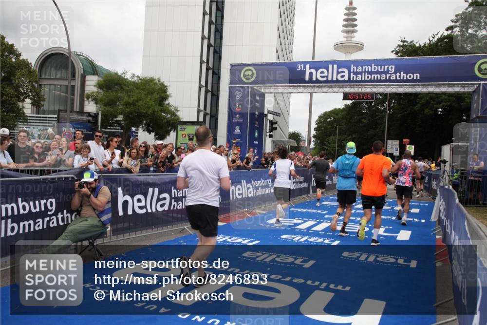 29.06.2025 - hella hamburg halbmarathon Michael Strokosch http://msf.ph/oto/8246893 29.06.2025 10:57:24 Ziel 2417, 2676, 5926, 6272, 8585, 9450, 9577, 9934, 10383, 11590, 12014, 12590, 13664, 15229, 16625, 16830, 17160, 17779, 17848 meine-sportfotos.de
