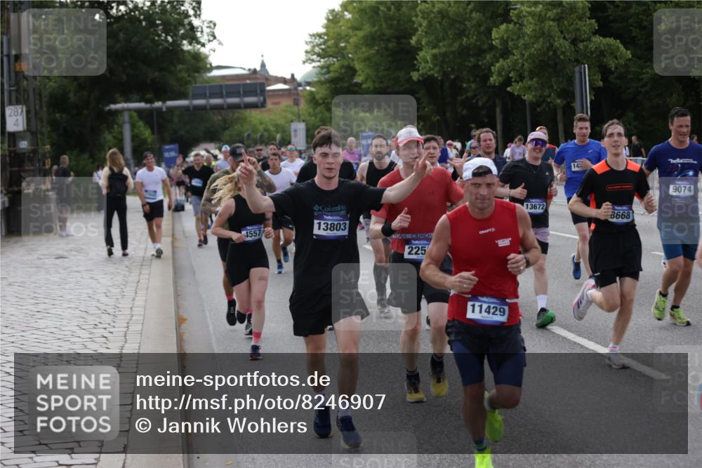 29.06.2025 - hella hamburg halbmarathon Jannik Wohlers http://msf.ph/oto/8246907 29.06.2025 09:55:35 Lombardsbrücke 1143, 1216, 1257, 1267, 1502, 1507, 1689, 2083, 2250, 2260, 2818, 2864, 2884, 3060, 3543, 3692, 4033, 4127, 4346, 4557, 4601, 5116, 6115, 6134, 6994, 7056, 7100, 7224, 7332, 7657, 8273, 8335, 8390, 8668, 8821, 8989, 9074, 9551, 10408, 10603, 10811, 10895, 11009, 11211, 11429, 11645, 12277, 12523, 12875, 13301, 13672, 13758, 13803, 13875, 14239, 14628, 14928, 15384, 15392, 15502, 15899, 16149, 16175, 16623, 16738, 17127, 17131, 17282, 17842 meine-sportfotos.de