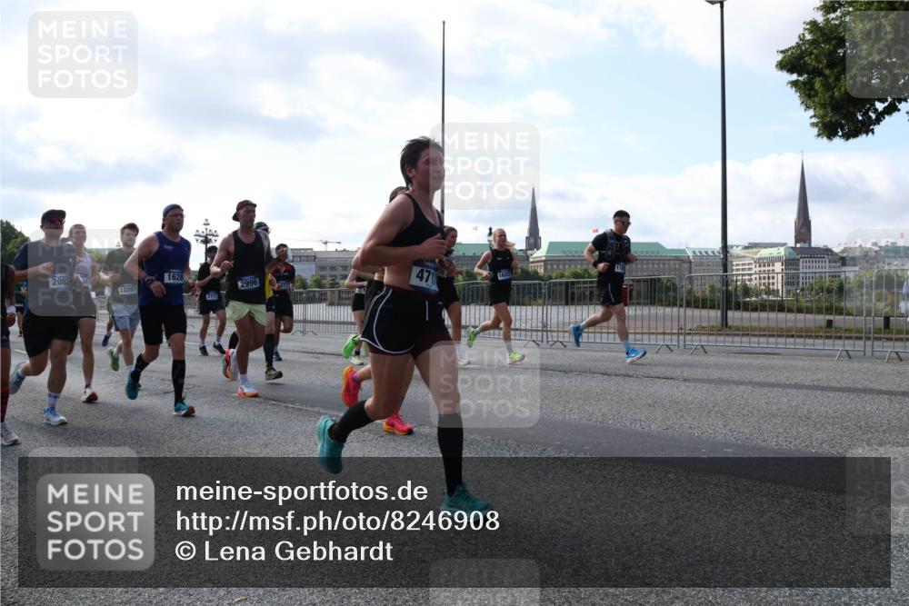 29.06.2025 - hella hamburg halbmarathon Lena Gebhardt http://msf.ph/oto/8246908 29.06.2025 09:56:34 Lombardsbrücke 1061, 1452, 1460, 1496, 1499, 1592, 1628, 1833, 1877, 2013, 2058, 2082, 2083, 2208, 2378, 2396, 2504, 2771, 2953, 2996, 3256, 3296, 3310, 3652, 4065, 4077, 4377, 4404, 4635, 4711, 4833, 5169, 5194, 5482, 5600, 5607, 5839, 5978, 6033, 6115, 6168, 6286, 6511, 6512, 6561, 6562, 7178, 7383, 7475, 7583, 7943, 8261, 8361, 8514, 8572, 8587, 8618, 8661, 8710, 8863, 8921, 8968, 8989, 8996, 9082, 9246, 9537, 9597, 9638, 10596 meine-sportfotos.de