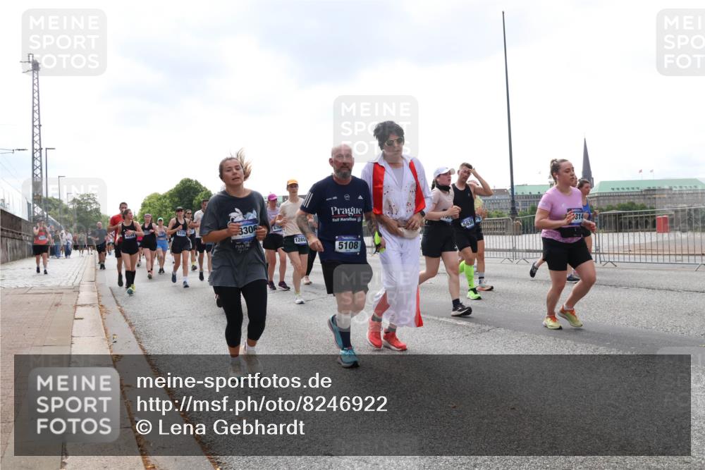 29.06.2025 - hella hamburg halbmarathon Lena Gebhardt http://msf.ph/oto/8246922 29.06.2025 10:45:30 Lombardsbrücke 1033, 1060, 1085, 1685, 1713, 1798, 1983, 2008, 2216, 2217, 2550, 2657, 2664, 2917, 2973, 3160, 3164, 3357, 3377, 3879, 3993, 4099, 4102, 4186, 4224, 4306, 4337, 4388, 4504, 4820, 4851, 5044, 5099, 5108, 5190, 5339, 5635, 5636, 5949, 6150, 6509, 6763, 6788, 6911, 6922, 6980, 7283, 7530, 7541, 7699, 7859, 7912, 8594, 8605, 8745, 8762, 9620, 10030, 10182, 10225, 10327, 10329, 11314, 12198, 12332, 12334 meine-sportfotos.de