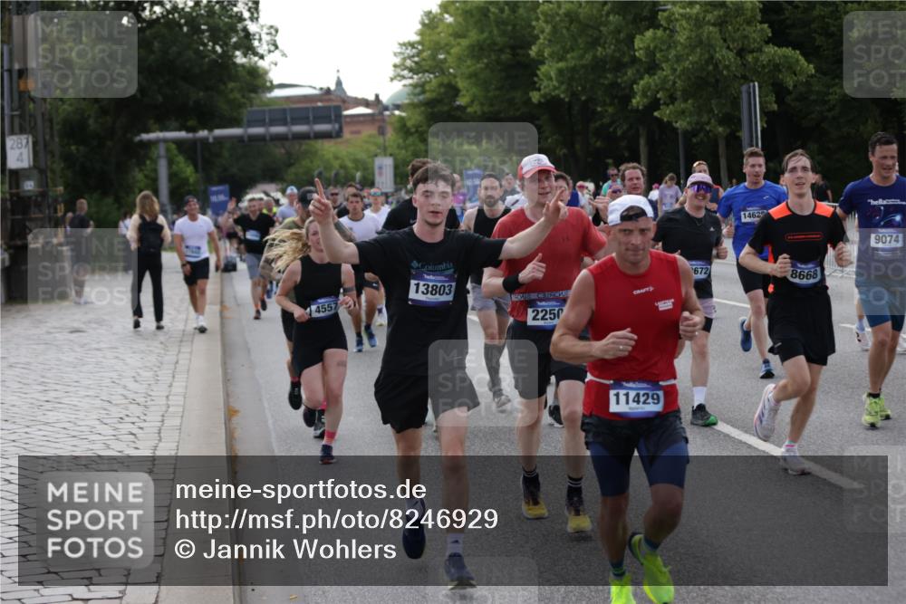 29.06.2025 - hella hamburg halbmarathon Jannik Wohlers http://msf.ph/oto/8246929 29.06.2025 09:55:35 Lombardsbrücke 1143, 1216, 1257, 1267, 1502, 1507, 1689, 2083, 2250, 2260, 2818, 2864, 2884, 3060, 3543, 3692, 4033, 4127, 4346, 4557, 4601, 5116, 6115, 6134, 6994, 7056, 7100, 7224, 7332, 7657, 8273, 8335, 8390, 8668, 8821, 8989, 9074, 9551, 10408, 10603, 10811, 10895, 11009, 11211, 11429, 11645, 12277, 12523, 12875, 13301, 13672, 13758, 13803, 13875, 14239, 14628, 14928, 15384, 15392, 15502, 15899, 16149, 16175, 16623, 16738, 17127, 17131, 17282, 17842 meine-sportfotos.de