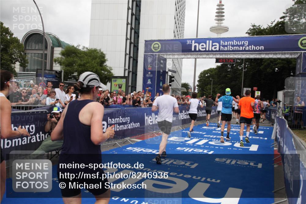 29.06.2025 - hella hamburg halbmarathon Michael Strokosch http://msf.ph/oto/8246936 29.06.2025 10:57:24 Ziel 2417, 2676, 5926, 6272, 8585, 9450, 9577, 9934, 10383, 11590, 12014, 12590, 13664, 15229, 16625, 16830, 17160, 17779, 17848 meine-sportfotos.de
