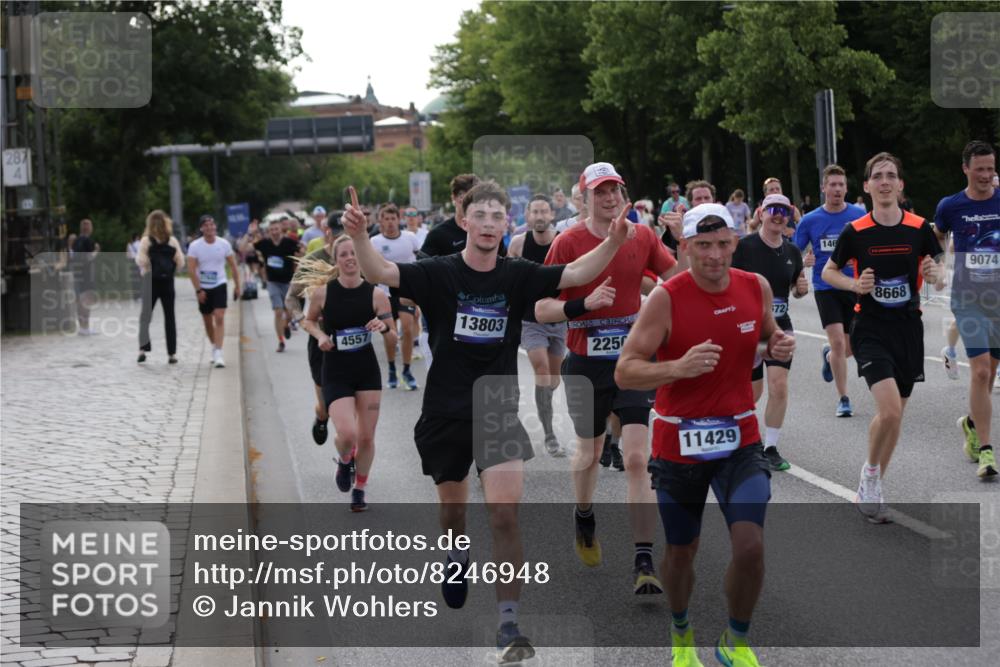 29.06.2025 - hella hamburg halbmarathon Jannik Wohlers http://msf.ph/oto/8246948 29.06.2025 09:55:35 Lombardsbrücke 1143, 1216, 1257, 1267, 1502, 1507, 1689, 2083, 2250, 2260, 2818, 2864, 2884, 3060, 3543, 3692, 4033, 4127, 4346, 4557, 4601, 5116, 6115, 6134, 6994, 7056, 7100, 7224, 7332, 7657, 8273, 8335, 8390, 8668, 8821, 8989, 9074, 9551, 10408, 10603, 10811, 10895, 11009, 11211, 11429, 11645, 12277, 12523, 12875, 13301, 13672, 13758, 13803, 13875, 14239, 14628, 14928, 15384, 15392, 15502, 15899, 16149, 16175, 16623, 16738, 17127, 17131, 17282, 17842 meine-sportfotos.de