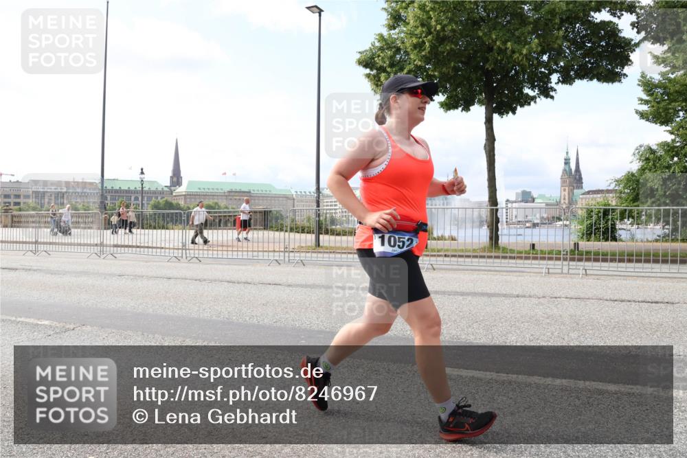 29.06.2025 - hella hamburg halbmarathon Lena Gebhardt http://msf.ph/oto/8246967 29.06.2025 10:10:03 Lombardsbrücke 1052, 1456, 1548, 1823, 3921, 4592, 5511, 7042, 7058, 7081, 7333, 7636, 8090, 8219, 8685, 8890, 9150, 9297, 9306, 9366, 9434, 9674, 9781, 10036, 10943, 11027, 12255, 12509, 12567, 13739, 13797, 16191, 16445, 16455, 16872, 16918, 17148, 17630, 17899, 18076, 18196, 18440, 18707, 19242 meine-sportfotos.de