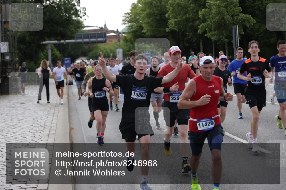 29.06.2025 - hella hamburg halbmarathon Jannik Wohlers http://msf.ph/oto/8246968 29.06.2025 09:55:35 Lombardsbrücke 1143, 1216, 1257, 1267, 1502, 1507, 1689, 2083, 2250, 2260, 2818, 2864, 2884, 3060, 3543, 3692, 4033, 4127, 4346, 4557, 4601, 5116, 6115, 6134, 6994, 7056, 7100, 7224, 7332, 7657, 8273, 8335, 8390, 8668, 8821, 8989, 9074, 9551, 10408, 10603, 10811, 10895, 11009, 11211, 11429, 11645, 12277, 12523, 12875, 13301, 13672, 13758, 13803, 13875, 14239, 14628, 14928, 15384, 15392, 15502, 15899, 16149, 16175, 16623, 16738, 17127, 17131, 17282, 17842 meine-sportfotos.de