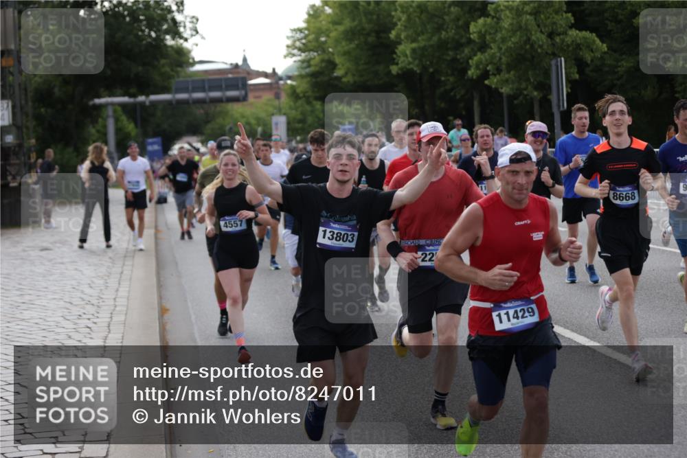 29.06.2025 - hella hamburg halbmarathon Jannik Wohlers http://msf.ph/oto/8247011 29.06.2025 09:55:35 Lombardsbrücke 1143, 1216, 1257, 1267, 1502, 1507, 1689, 2083, 2250, 2260, 2818, 2864, 2884, 3060, 3543, 3692, 4033, 4127, 4346, 4557, 4601, 5116, 6115, 6134, 6994, 7056, 7100, 7224, 7332, 7657, 8273, 8335, 8390, 8668, 8821, 8989, 9074, 9551, 10408, 10603, 10811, 10895, 11009, 11211, 11429, 11645, 12277, 12523, 12875, 13301, 13672, 13758, 13803, 13875, 14239, 14628, 14928, 15384, 15392, 15502, 15899, 16149, 16175, 16623, 16738, 17127, 17131, 17282, 17842 meine-sportfotos.de