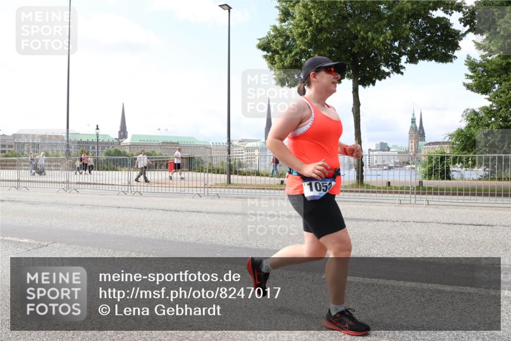 29.06.2025 - hella hamburg halbmarathon Lena Gebhardt http://msf.ph/oto/8247017 29.06.2025 10:10:03 Lombardsbrücke 1052, 1456, 1548, 1823, 3921, 4592, 5511, 7042, 7058, 7081, 7333, 7636, 8090, 8219, 8685, 8890, 9150, 9297, 9306, 9366, 9434, 9674, 9781, 10036, 10943, 11027, 12255, 12509, 12567, 13739, 13797, 16191, 16445, 16455, 16872, 16918, 17148, 17630, 17899, 18076, 18196, 18440, 18707, 19242 meine-sportfotos.de