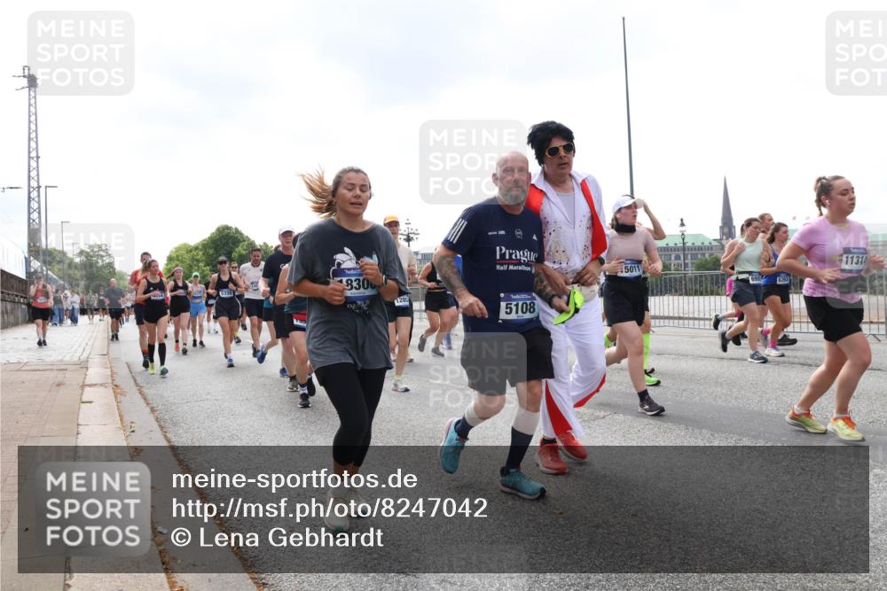 29.06.2025 - hella hamburg halbmarathon Lena Gebhardt http://msf.ph/oto/8247042 29.06.2025 10:45:31 Lombardsbrücke 1033, 1060, 1085, 1104, 1685, 1713, 1798, 1983, 2008, 2216, 2217, 2522, 2550, 2657, 2664, 2917, 2965, 2973, 3160, 3164, 3357, 3377, 3879, 3993, 4099, 4102, 4186, 4224, 4306, 4337, 4388, 4504, 4820, 4851, 5044, 5099, 5108, 5190, 5339, 5635, 5636, 5949, 6133, 6150, 6509, 6623, 6763, 6788, 6911, 6922, 6980, 7283, 7530, 7541, 7699, 7859, 7912, 8594, 8605, 8745, 8762, 9620, 10030, 10182, 10225, 10327, 10329, 11314, 12198, 12332, 12334 meine-sportfotos.de