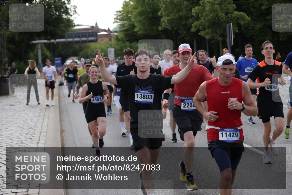 29.06.2025 - hella hamburg halbmarathon Jannik Wohlers http://msf.ph/oto/8247083 29.06.2025 09:55:35 Lombardsbrücke 1143, 1216, 1257, 1267, 1502, 1507, 1689, 2083, 2250, 2260, 2818, 2864, 2884, 3060, 3543, 3692, 4033, 4127, 4346, 4557, 4601, 5116, 6115, 6134, 6994, 7056, 7100, 7224, 7332, 7657, 8273, 8335, 8390, 8668, 8821, 8989, 9074, 9551, 10408, 10603, 10811, 10895, 11009, 11211, 11429, 11645, 12277, 12523, 12875, 13301, 13672, 13758, 13803, 13875, 14239, 14628, 14928, 15384, 15392, 15502, 15899, 16149, 16175, 16623, 16738, 17127, 17131, 17282, 17842 meine-sportfotos.de