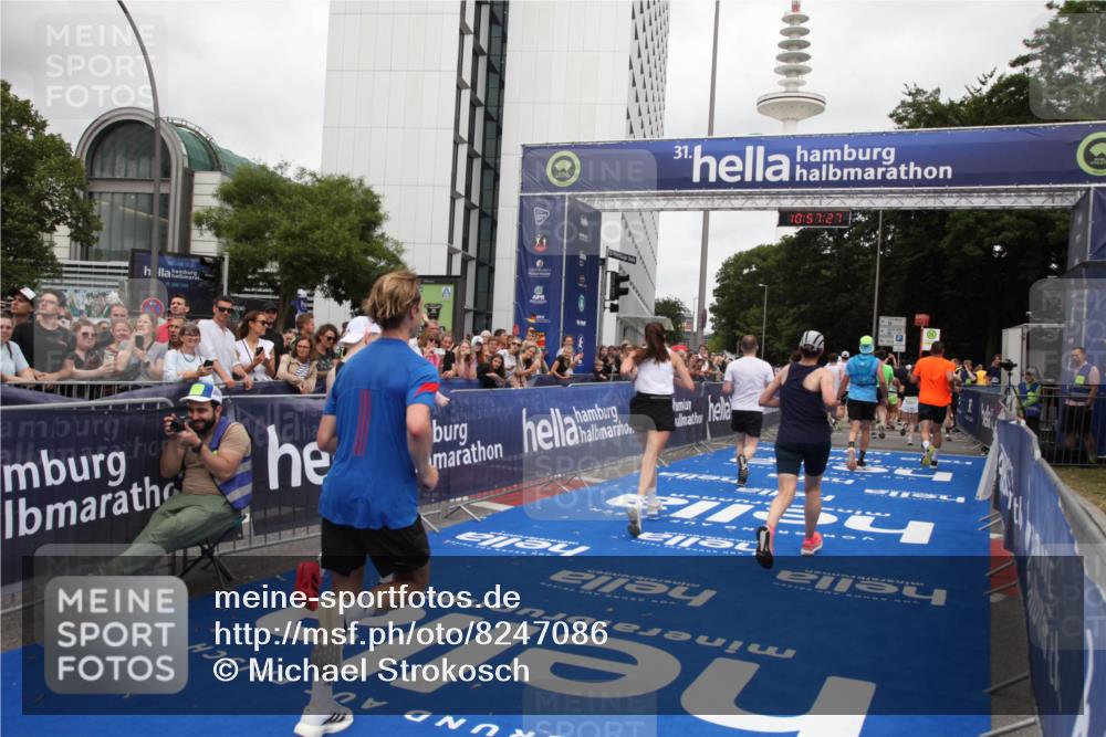 29.06.2025 - hella hamburg halbmarathon Michael Strokosch http://msf.ph/oto/8247086 29.06.2025 10:57:26 Ziel 2417, 5926, 6272, 8585, 9450, 9727, 9934, 12014, 12590, 13394, 13664, 15229, 16625, 16830, 17160, 17779, 17828 meine-sportfotos.de