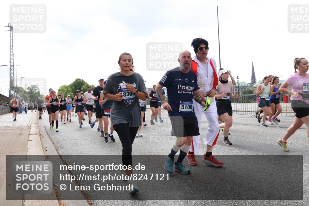 29.06.2025 - hella hamburg halbmarathon Lena Gebhardt http://msf.ph/oto/8247121 29.06.2025 10:45:31 Lombardsbrücke 1033, 1060, 1085, 1104, 1685, 1713, 1798, 1983, 2008, 2216, 2217, 2522, 2550, 2657, 2664, 2917, 2965, 2973, 3160, 3164, 3357, 3377, 3879, 3993, 4099, 4102, 4186, 4224, 4306, 4337, 4388, 4504, 4820, 4851, 5044, 5099, 5108, 5190, 5339, 5635, 5636, 5949, 6133, 6150, 6509, 6623, 6763, 6788, 6911, 6922, 6980, 7283, 7530, 7541, 7699, 7859, 7912, 8594, 8605, 8745, 8762, 9620, 10030, 10182, 10225, 10327, 10329, 11314, 12198, 12332, 12334 meine-sportfotos.de