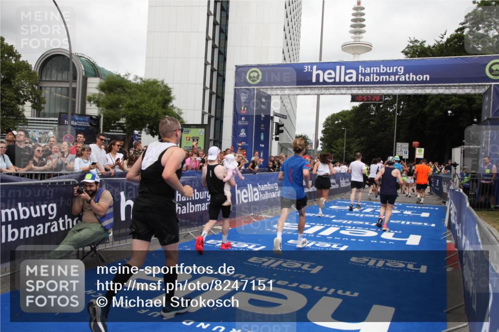 29.06.2025 - hella hamburg halbmarathon Michael Strokosch http://msf.ph/oto/8247151 29.06.2025 10:57:27 Ziel 2417, 5926, 6272, 6281, 6302, 9450, 9727, 9934, 12014, 12590, 13394, 13664, 15695, 16625, 16830, 17160, 17779, 17828 meine-sportfotos.de