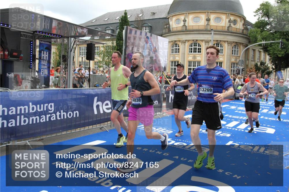 29.06.2025 - hella hamburg halbmarathon Michael Strokosch http://msf.ph/oto/8247165 29.06.2025 10:49:32 Ziel 1342, 1476, 2592, 2596, 2878, 8437, 8689, 8813, 11339, 11340, 11779, 12094, 12670, 13233, 13269, 14838, 15784, 15857, 15894, 15966, 16114, 16592, 16891, 18476, 18887, 18960 meine-sportfotos.de
