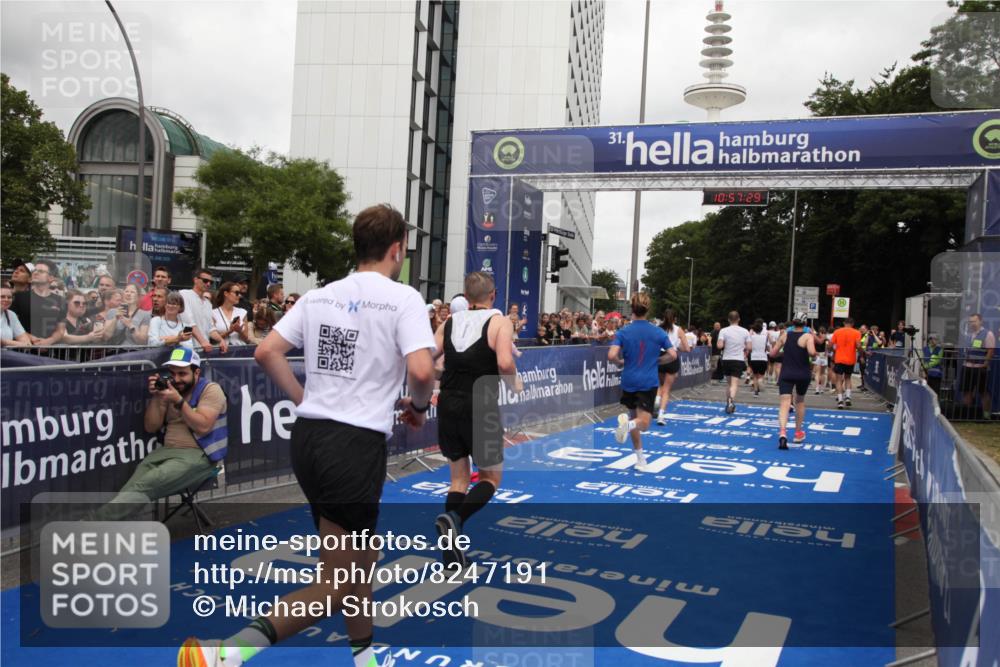 29.06.2025 - hella hamburg halbmarathon Michael Strokosch http://msf.ph/oto/8247191 29.06.2025 10:57:27 Ziel 2417, 5926, 6272, 6281, 6302, 9450, 9727, 9934, 12014, 12590, 13394, 13664, 15695, 16625, 16830, 17160, 17779, 17828 meine-sportfotos.de
