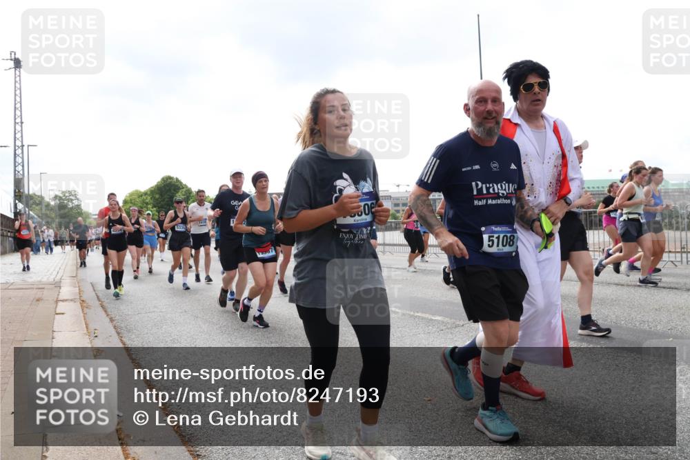 29.06.2025 - hella hamburg halbmarathon Lena Gebhardt http://msf.ph/oto/8247193 29.06.2025 10:45:31 Lombardsbrücke 1033, 1060, 1085, 1104, 1685, 1713, 1798, 1983, 2008, 2216, 2217, 2522, 2550, 2657, 2664, 2917, 2965, 2973, 3160, 3164, 3357, 3377, 3879, 3993, 4099, 4102, 4186, 4224, 4306, 4337, 4388, 4504, 4820, 4851, 5044, 5099, 5108, 5190, 5339, 5635, 5636, 5949, 6133, 6150, 6509, 6623, 6763, 6788, 6911, 6922, 6980, 7283, 7530, 7541, 7699, 7859, 7912, 8594, 8605, 8745, 8762, 9620, 10030, 10182, 10225, 10327, 10329, 11314, 12198, 12332, 12334 meine-sportfotos.de