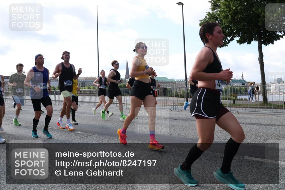 29.06.2025 - hella hamburg halbmarathon Lena Gebhardt http://msf.ph/oto/8247197 29.06.2025 09:56:34 Lombardsbrücke 1061, 1452, 1460, 1496, 1499, 1592, 1628, 1833, 1877, 2013, 2058, 2082, 2083, 2208, 2378, 2396, 2504, 2771, 2953, 2996, 3256, 3296, 3310, 3652, 4065, 4077, 4377, 4404, 4635, 4711, 4833, 5169, 5194, 5482, 5600, 5607, 5839, 5978, 6033, 6115, 6168, 6286, 6511, 6512, 6561, 6562, 7178, 7383, 7475, 7583, 7943, 8261, 8361, 8514, 8572, 8587, 8618, 8661, 8710, 8863, 8921, 8968, 8989, 8996, 9082, 9246, 9537, 9597, 9638, 10596 meine-sportfotos.de