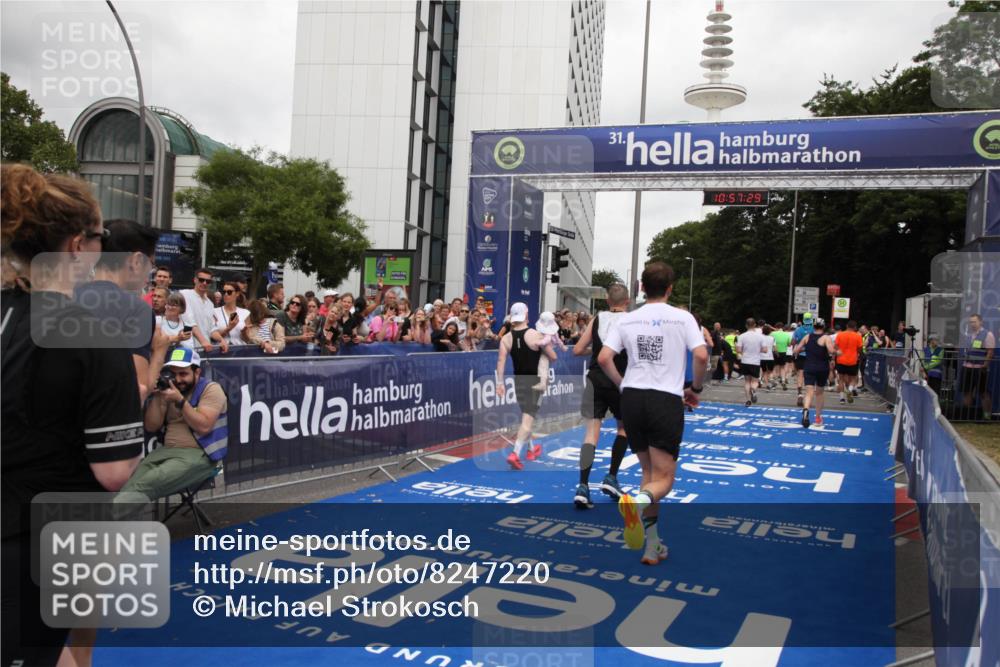 29.06.2025 - hella hamburg halbmarathon Michael Strokosch http://msf.ph/oto/8247220 29.06.2025 10:57:28 Ziel 3435, 5926, 6272, 6281, 6302, 8393, 9450, 9727, 12014, 12590, 13394, 13664, 15695, 16093, 16625, 16830, 17160, 17758, 17828 meine-sportfotos.de