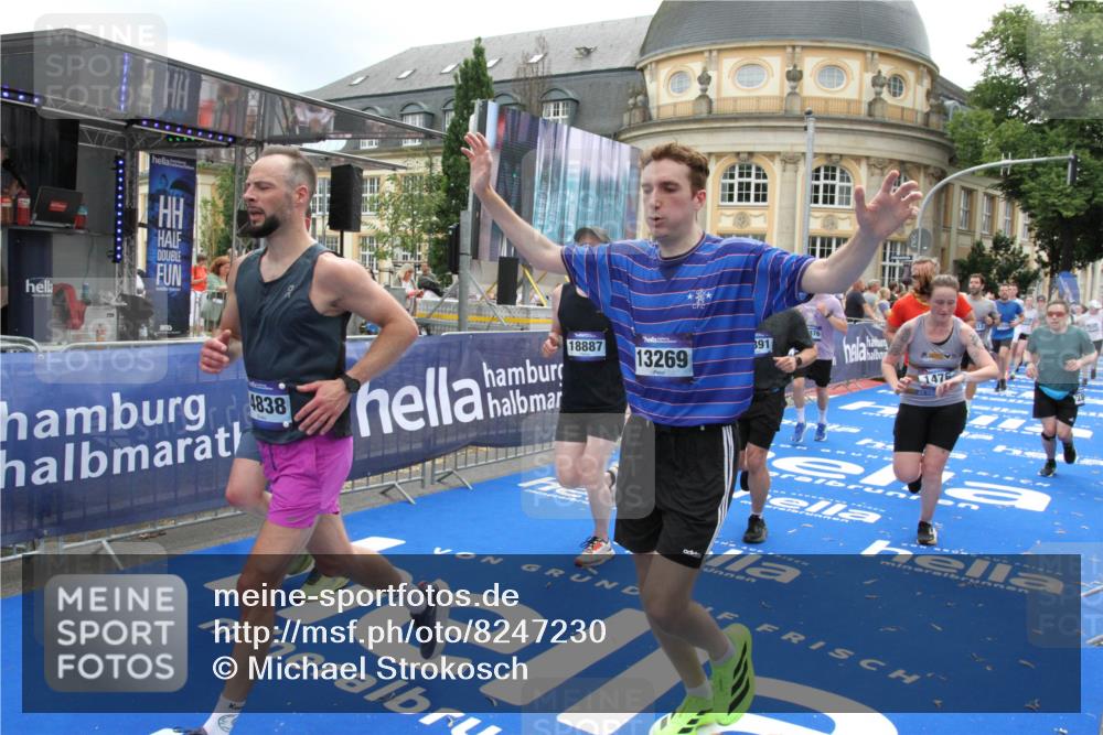 29.06.2025 - hella hamburg halbmarathon Michael Strokosch http://msf.ph/oto/8247230 29.06.2025 10:49:32 Ziel 1342, 1476, 2592, 2596, 2878, 8437, 8689, 8813, 11339, 11340, 11779, 12094, 12670, 13233, 13269, 14838, 15784, 15857, 15894, 15966, 16114, 16592, 16891, 18476, 18887, 18960 meine-sportfotos.de