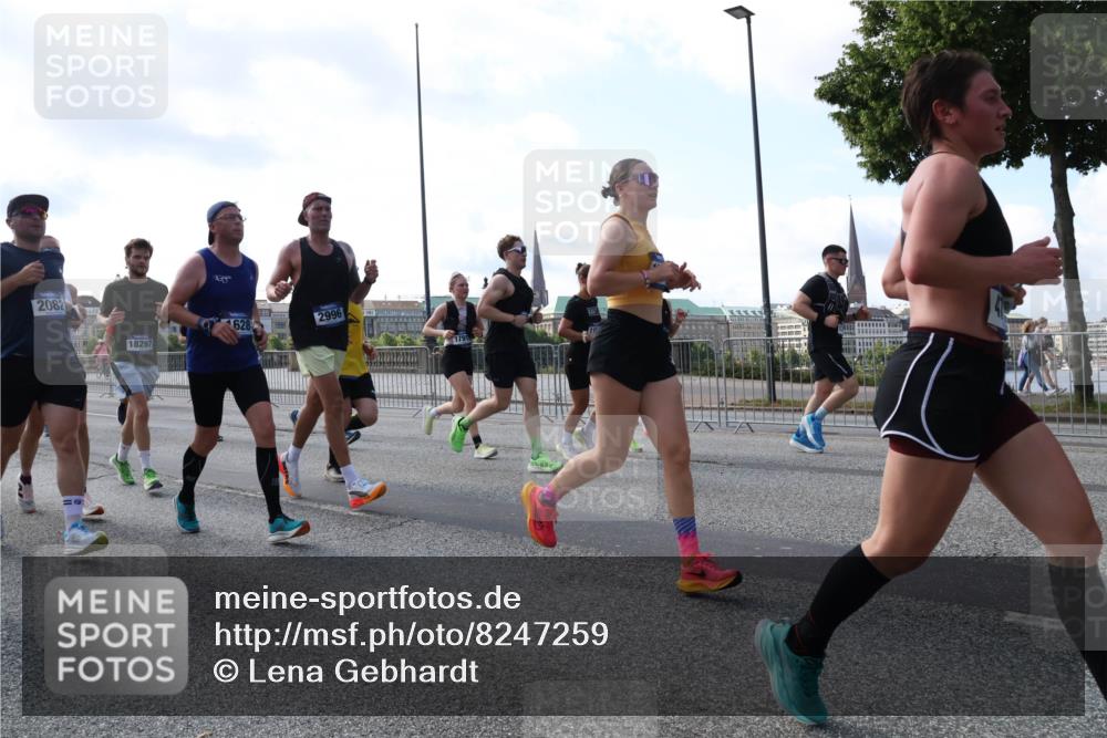 29.06.2025 - hella hamburg halbmarathon Lena Gebhardt http://msf.ph/oto/8247259 29.06.2025 09:56:34 Lombardsbrücke 1061, 1452, 1460, 1496, 1499, 1592, 1628, 1833, 1877, 2013, 2058, 2082, 2083, 2208, 2378, 2396, 2504, 2771, 2953, 2996, 3256, 3296, 3310, 3652, 4065, 4077, 4377, 4404, 4635, 4711, 4833, 5169, 5194, 5482, 5600, 5607, 5839, 5978, 6033, 6115, 6168, 6286, 6511, 6512, 6561, 6562, 7178, 7383, 7475, 7583, 7943, 8261, 8361, 8514, 8572, 8587, 8618, 8661, 8710, 8863, 8921, 8968, 8989, 8996, 9082, 9246, 9537, 9597, 9638, 10596 meine-sportfotos.de