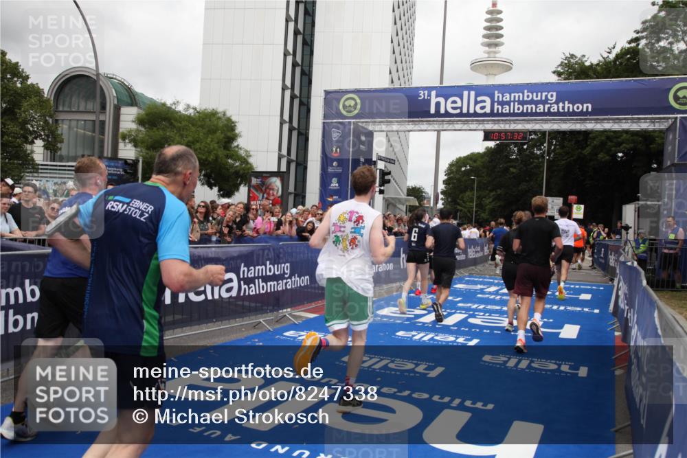 29.06.2025 - hella hamburg halbmarathon Michael Strokosch http://msf.ph/oto/8247338 29.06.2025 10:57:30 Ziel 3435, 5926, 6272, 6281, 6302, 8393, 9727, 12144, 13394, 13664, 15695, 16093, 16830, 17160, 17758, 17828 meine-sportfotos.de