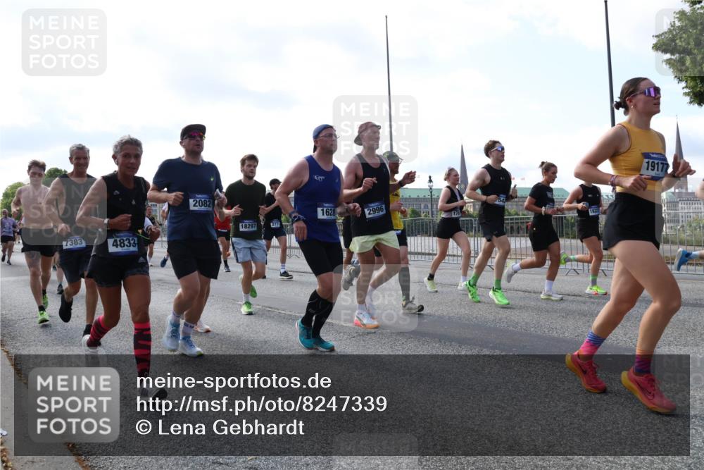 29.06.2025 - hella hamburg halbmarathon Lena Gebhardt http://msf.ph/oto/8247339 29.06.2025 09:56:35 Lombardsbrücke 1061, 1452, 1460, 1496, 1499, 1592, 1628, 1833, 1877, 2013, 2058, 2082, 2083, 2208, 2378, 2396, 2504, 2771, 2953, 2996, 3256, 3296, 3310, 3652, 4065, 4077, 4377, 4404, 4635, 4711, 4833, 5169, 5194, 5482, 5600, 5607, 5839, 5978, 6033, 6168, 6286, 6511, 6512, 6561, 6562, 7178, 7383, 7475, 7583, 7943, 8261, 8361, 8514, 8572, 8587, 8618, 8661, 8710, 8863, 8921, 8968, 8989, 8996, 9082, 9246, 9537, 9597, 9638, 10596 meine-sportfotos.de