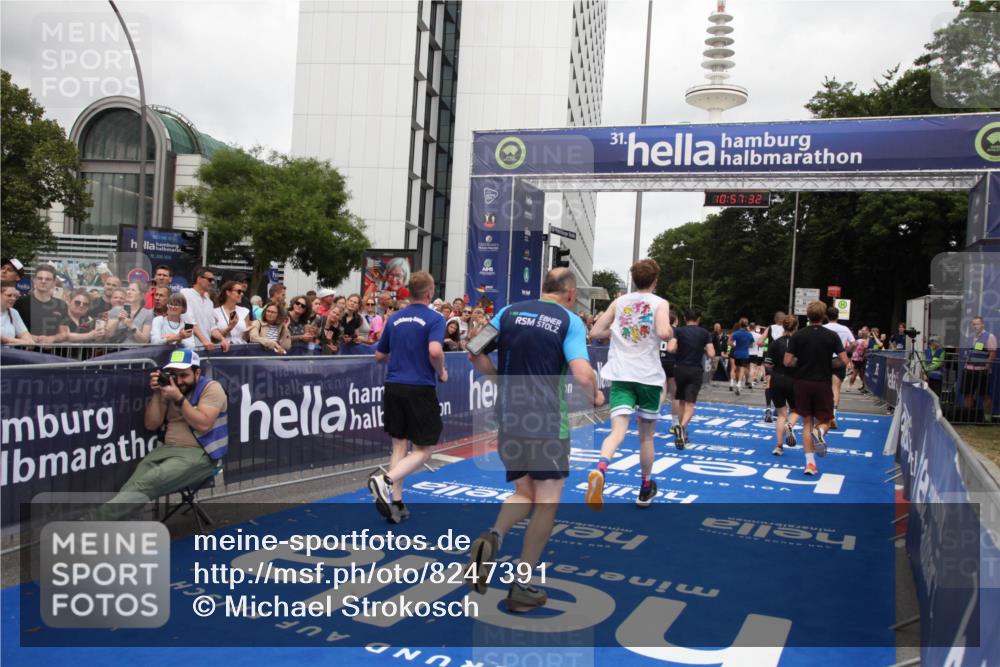 29.06.2025 - hella hamburg halbmarathon Michael Strokosch http://msf.ph/oto/8247391 29.06.2025 10:57:31 Ziel 3435, 5926, 6272, 6281, 6302, 8393, 9727, 12144, 13245, 13394, 15695, 16093, 16830, 17160, 17758, 17828 meine-sportfotos.de