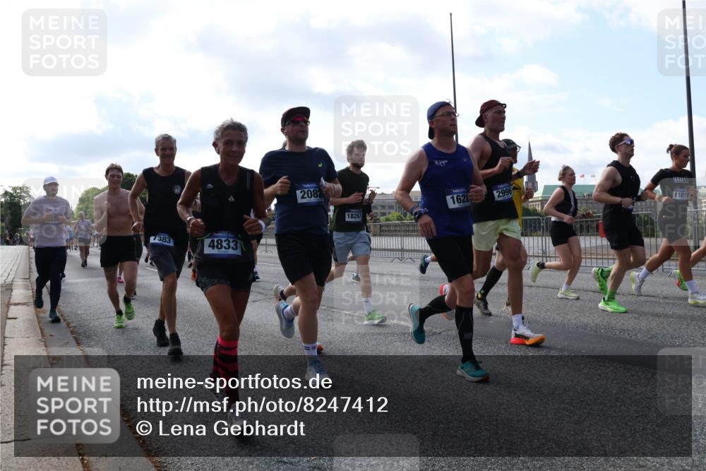 29.06.2025 - hella hamburg halbmarathon Lena Gebhardt http://msf.ph/oto/8247412 29.06.2025 09:56:35 Lombardsbrücke 1061, 1452, 1460, 1496, 1499, 1592, 1628, 1833, 1877, 2013, 2058, 2082, 2083, 2208, 2378, 2396, 2504, 2771, 2953, 2996, 3256, 3296, 3310, 3652, 4065, 4077, 4377, 4404, 4635, 4711, 4833, 5169, 5194, 5482, 5600, 5607, 5839, 5978, 6033, 6168, 6286, 6511, 6512, 6561, 6562, 7178, 7383, 7475, 7583, 7943, 8261, 8361, 8514, 8572, 8587, 8618, 8661, 8710, 8863, 8921, 8968, 8989, 8996, 9082, 9246, 9537, 9597, 9638, 10596 meine-sportfotos.de