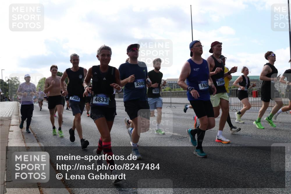 29.06.2025 - hella hamburg halbmarathon Lena Gebhardt http://msf.ph/oto/8247484 29.06.2025 09:56:35 Lombardsbrücke 1061, 1452, 1460, 1496, 1499, 1592, 1628, 1833, 1877, 2013, 2058, 2082, 2083, 2208, 2378, 2396, 2504, 2771, 2953, 2996, 3256, 3296, 3310, 3652, 4065, 4077, 4377, 4404, 4635, 4711, 4833, 5169, 5194, 5482, 5600, 5607, 5839, 5978, 6033, 6168, 6286, 6511, 6512, 6561, 6562, 7178, 7383, 7475, 7583, 7943, 8261, 8361, 8514, 8572, 8587, 8618, 8661, 8710, 8863, 8921, 8968, 8989, 8996, 9082, 9246, 9537, 9597, 9638, 10596 meine-sportfotos.de