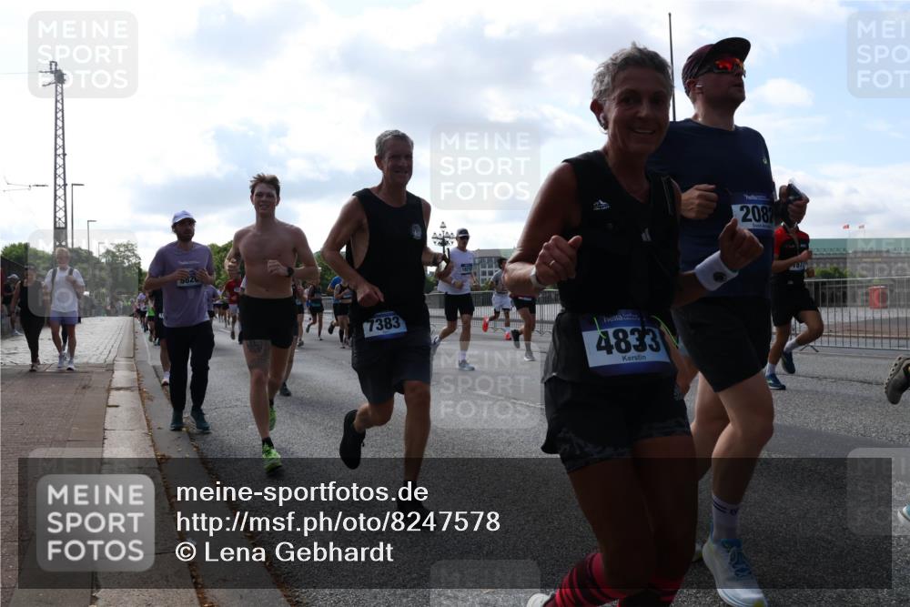 29.06.2025 - hella hamburg halbmarathon Lena Gebhardt http://msf.ph/oto/8247578 29.06.2025 09:56:35 Lombardsbrücke 1061, 1452, 1460, 1496, 1499, 1592, 1628, 1833, 1877, 2013, 2058, 2082, 2083, 2208, 2378, 2396, 2504, 2771, 2953, 2996, 3256, 3296, 3310, 3652, 4065, 4077, 4377, 4404, 4635, 4711, 4833, 5169, 5194, 5482, 5600, 5607, 5839, 5978, 6033, 6168, 6286, 6511, 6512, 6561, 6562, 7178, 7383, 7475, 7583, 7943, 8261, 8361, 8514, 8572, 8587, 8618, 8661, 8710, 8863, 8921, 8968, 8989, 8996, 9082, 9246, 9537, 9597, 9638, 10596 meine-sportfotos.de
