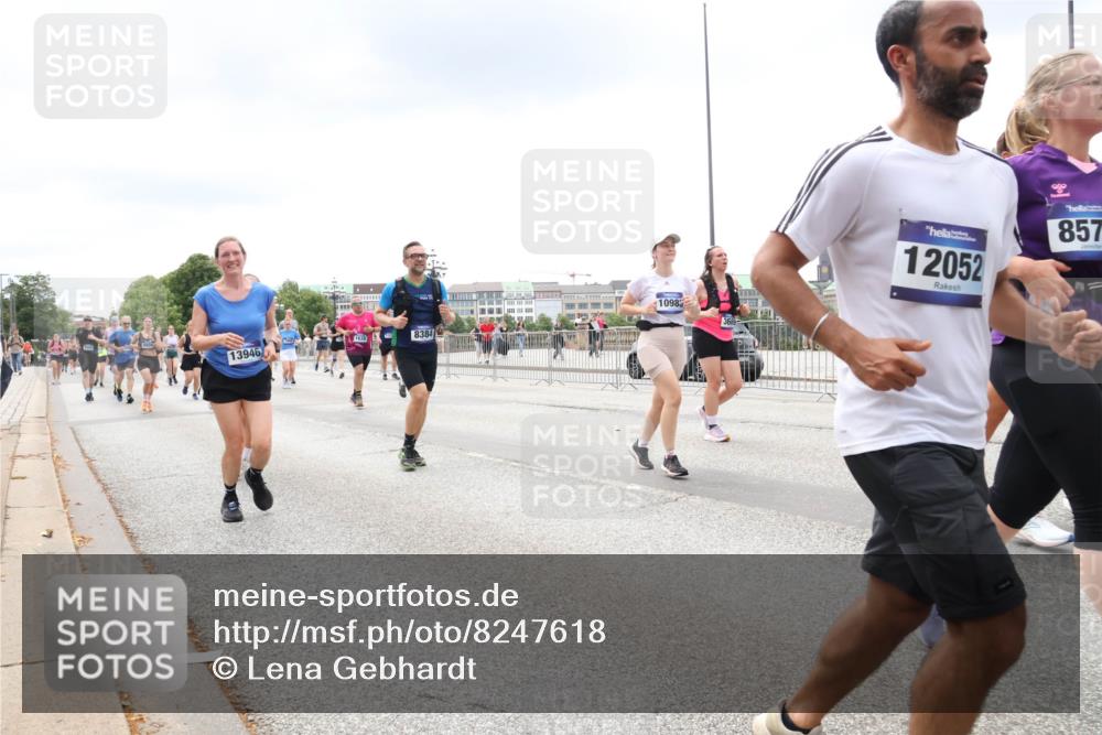 29.06.2025 - hella hamburg halbmarathon Lena Gebhardt http://msf.ph/oto/8247618 29.06.2025 11:07:33 Lombardsbrücke 1574, 1638, 1829, 2168, 2253, 2312, 2314, 2330, 2389, 2764, 2867, 3032, 3078, 3595, 3669, 3866, 3867, 4226, 4243, 4250, 4899, 4988, 5270, 5445, 5448, 5541, 5725, 5726, 5819, 6258, 6728, 7194, 7441, 7560, 7892, 7994, 7995, 8109, 8201, 8246, 8339, 8384, 8420, 8446, 8579, 8580, 8604, 8640, 8735, 9494, 9541, 9589, 9646, 9732, 10289, 10379, 10406, 10475, 10517, 10537, 10743, 11504, 11724, 12063, 12964, 15598, 15716, 18462 meine-sportfotos.de