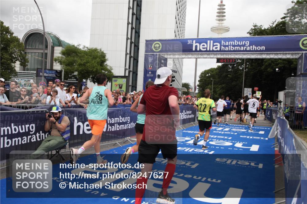 29.06.2025 - hella hamburg halbmarathon Michael Strokosch http://msf.ph/oto/8247627 29.06.2025 10:57:35 Ziel 2236, 2652, 3435, 4502, 5015, 5134, 5457, 5458, 5728, 6281, 6302, 8393, 12144, 13245, 13394, 15695, 16093, 17758, 17828 meine-sportfotos.de