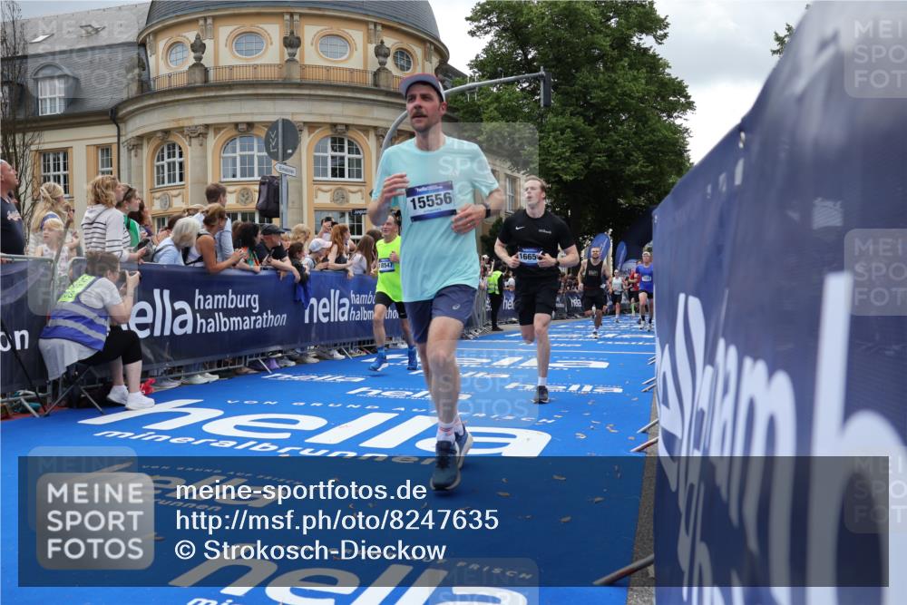 29.06.2025 - hella hamburg halbmarathon Strokosch-Dieckow http://msf.ph/oto/8247635 29.06.2025 10:39:11 Ziel 1445, 2044, 3282, 4565, 4759, 5752, 6686, 6687, 8319, 8925, 11305, 11619, 12046, 12137, 13479, 13729, 14311, 15556, 16656, 16820, 17646, 17668, 18149, 18547 meine-sportfotos.de