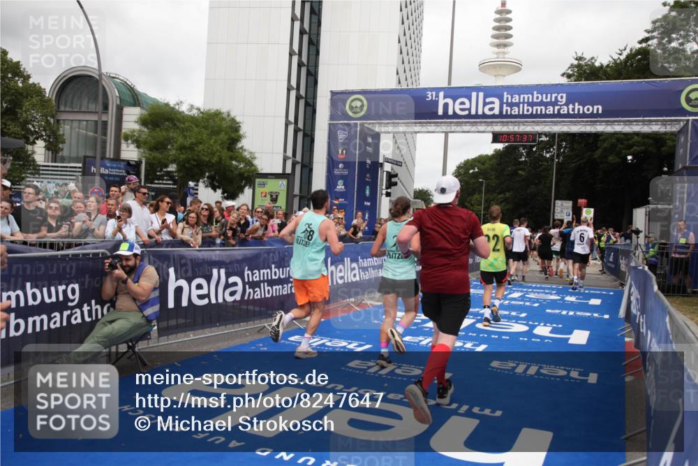 29.06.2025 - hella hamburg halbmarathon Michael Strokosch http://msf.ph/oto/8247647 29.06.2025 10:57:36 Ziel 1239, 2236, 2652, 3435, 4502, 5015, 5134, 5457, 5458, 5728, 6281, 6302, 8393, 12144, 13245, 14571, 15695, 16093, 17758 meine-sportfotos.de