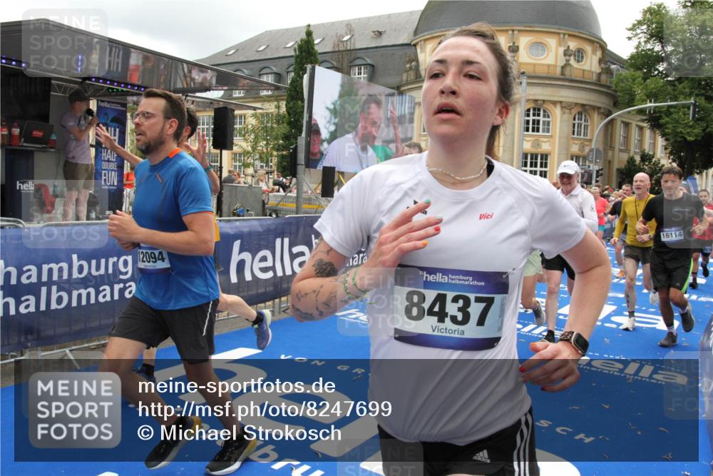 29.06.2025 - hella hamburg halbmarathon Michael Strokosch http://msf.ph/oto/8247699 29.06.2025 10:49:37 Ziel 2516, 2592, 2596, 2889, 2937, 5705, 8437, 8689, 8813, 9038, 9649, 11340, 11679, 11977, 12094, 13233, 14562, 15392, 15857, 16114, 16592, 16738, 17001 meine-sportfotos.de