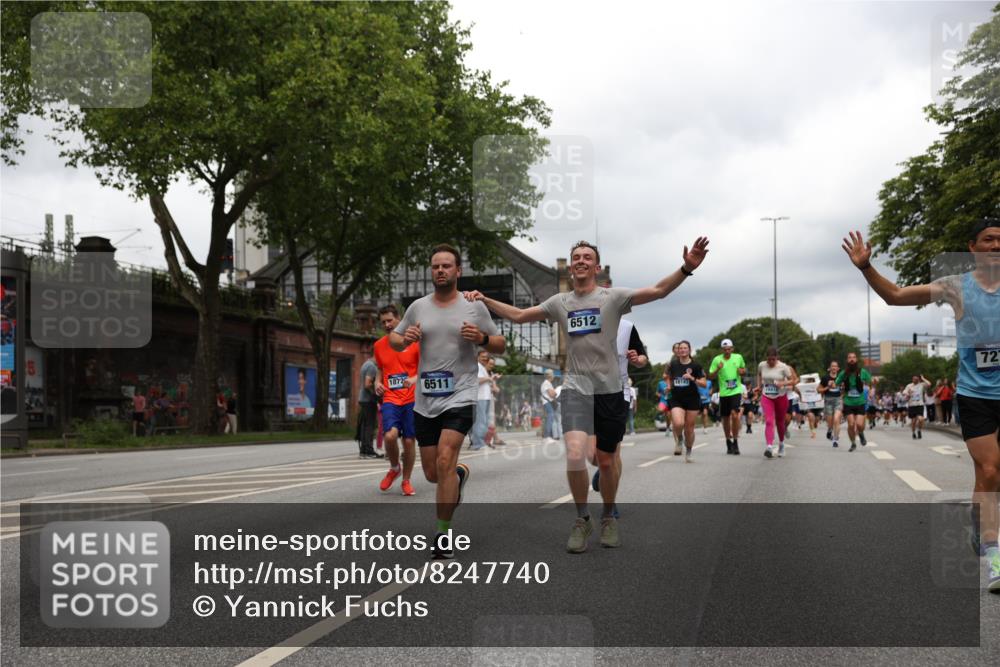 29.06.2025 - hella hamburg halbmarathon Yannick Fuchs http://msf.ph/oto/8247740 29.06.2025 10:47:48 20KM 1030, 1151, 1267, 1422, 1502, 1727, 1870, 2058, 2070, 2354, 2518, 2630, 3096, 3103, 3819, 5020, 5259, 5638, 5866, 6294, 6374, 6481, 6511, 6512, 6629, 6762, 6942, 7274, 7395, 7478, 7918, 8285, 8335, 8394, 8447, 9380, 9791, 9922, 11068, 11430, 11844, 12321, 12379, 12607, 12632, 12909, 13032, 13033, 13397, 13794, 13865, 13912, 14702, 15146, 15441, 15502, 15838, 15856, 15946, 16477, 16780, 17348, 17482, 18143, 18308, 18418, 18487, 18514, 18612, 19067 meine-sportfotos.de