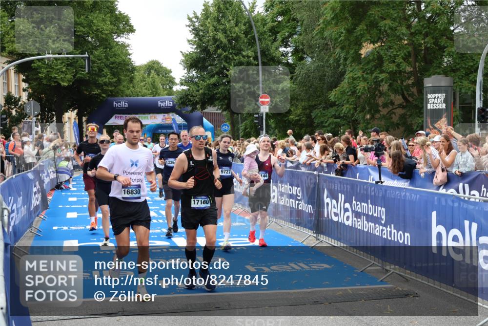 29.06.2025 - hella hamburg halbmarathon Zöllner http://msf.ph/oto/8247845 29.06.2025 10:57:31 Ziel 3435, 5015, 5134, 5728, 6281, 6302, 8393, 9727, 12144, 13245, 13394, 15695, 16093, 16830, 17160, 17758, 17828 meine-sportfotos.de