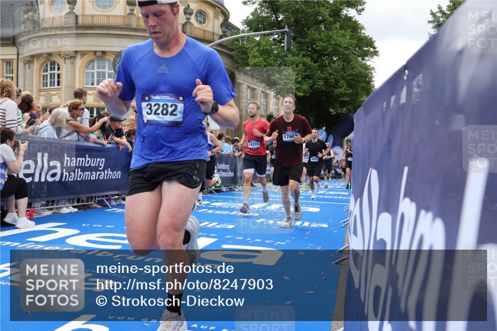 29.06.2025 - hella hamburg halbmarathon Strokosch-Dieckow http://msf.ph/oto/8247903 29.06.2025 10:39:15 Ziel 2044, 3282, 4565, 5752, 6037, 8319, 8925, 11305, 12046, 13479, 13729, 14311, 14359, 15556, 15866, 16656, 17646, 17668, 18149, 18547 meine-sportfotos.de