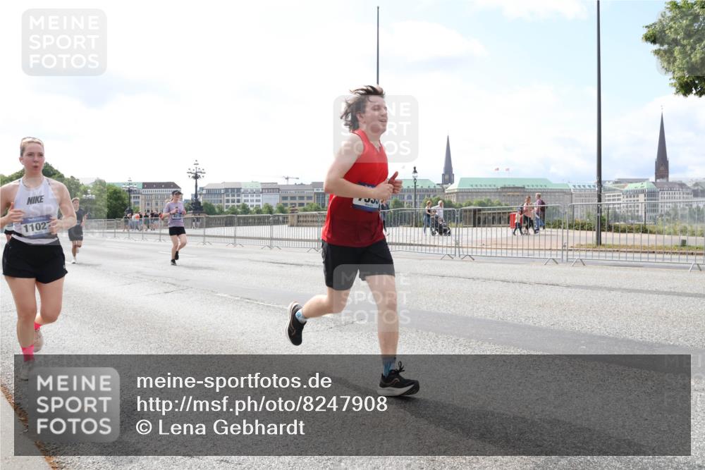 29.06.2025 - hella hamburg halbmarathon Lena Gebhardt http://msf.ph/oto/8247908 29.06.2025 10:10:10 Lombardsbrücke 1052, 1548, 1573, 3921, 4592, 5182, 5440, 5511, 7042, 7058, 7081, 7333, 7636, 8219, 8685, 8890, 9150, 9306, 9366, 9434, 9674, 9781, 9816, 10036, 10943, 11027, 11180, 12255, 12567, 13739, 13797, 14822, 15409, 16191, 16445, 16455, 16639, 16872, 17148, 17630, 17730, 17899, 18076, 18196, 18440, 18707, 19023, 19242 meine-sportfotos.de
