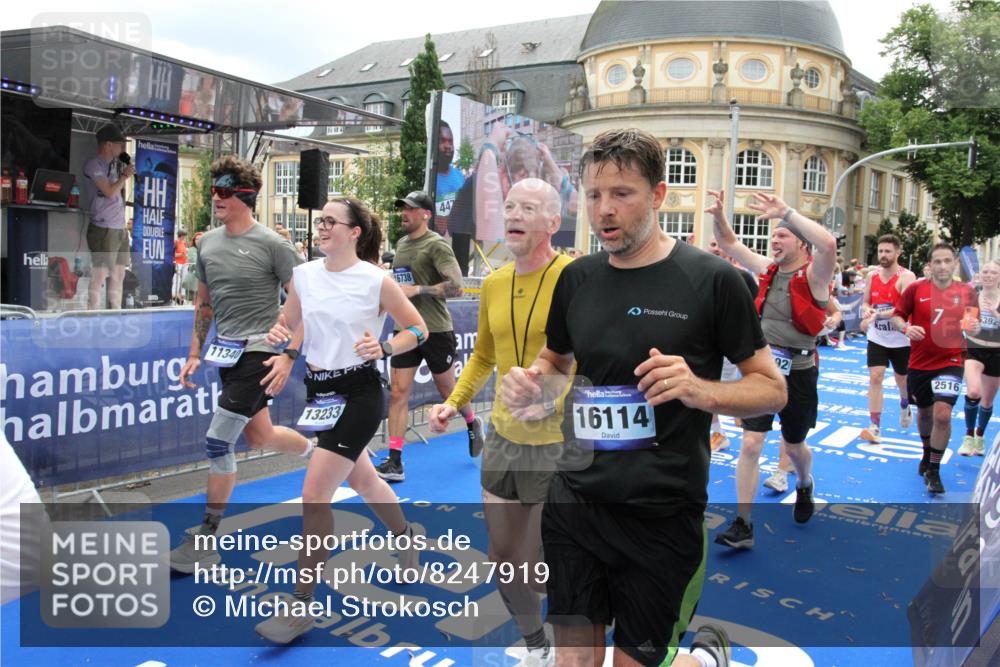 29.06.2025 - hella hamburg halbmarathon Michael Strokosch http://msf.ph/oto/8247919 29.06.2025 10:49:39 Ziel 2504, 2516, 2592, 2596, 2889, 2937, 5705, 5978, 6115, 8689, 9038, 9463, 9649, 11340, 11679, 11977, 12094, 13233, 14562, 15392, 15857, 16114, 16592, 16738, 17001, 18058 meine-sportfotos.de