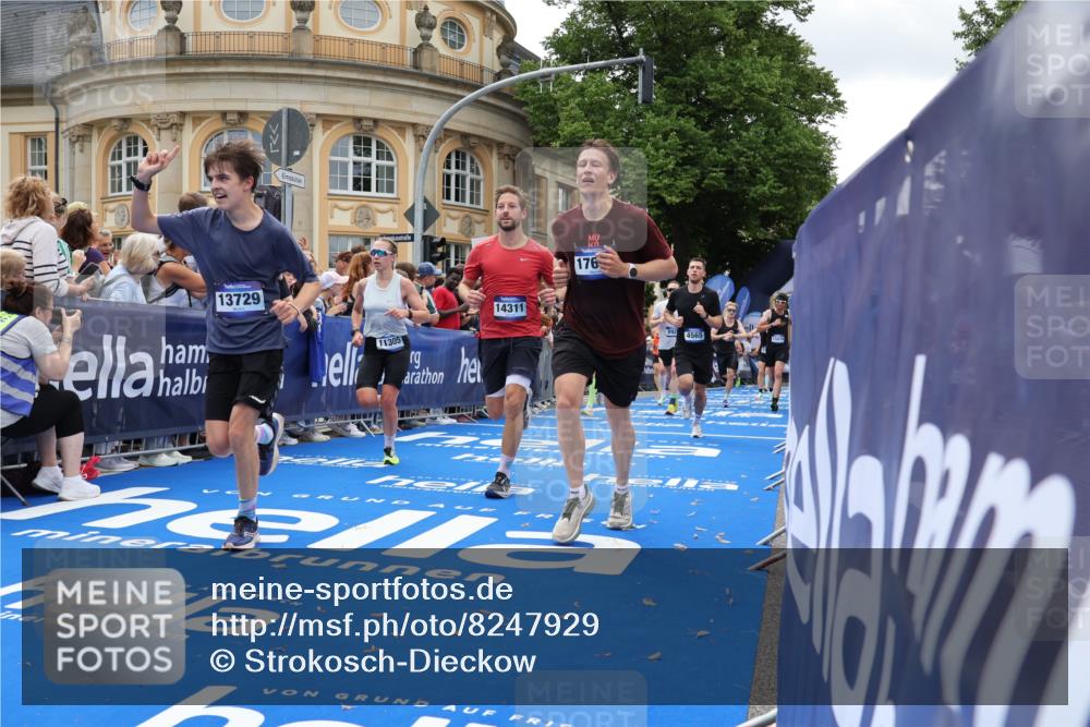 29.06.2025 - hella hamburg halbmarathon Strokosch-Dieckow http://msf.ph/oto/8247929 29.06.2025 10:39:16 Ziel 2044, 3282, 4565, 5752, 6037, 8319, 8925, 11305, 12046, 13479, 13729, 14311, 14359, 15013, 15866, 17646, 17668, 18149, 18547 meine-sportfotos.de