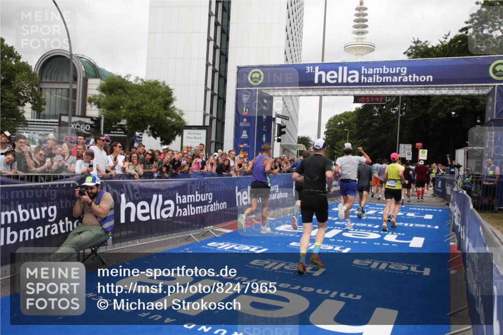 29.06.2025 - hella hamburg halbmarathon Michael Strokosch http://msf.ph/oto/8247965 29.06.2025 10:57:41 Ziel 1239, 2236, 2606, 2652, 4502, 5015, 5134, 5457, 5458, 5728, 12774, 13523, 14571, 14951, 15217, 15220, 17769, 17814, 18388 meine-sportfotos.de