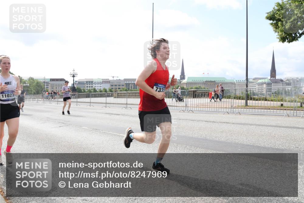 29.06.2025 - hella hamburg halbmarathon Lena Gebhardt http://msf.ph/oto/8247969 29.06.2025 10:10:10 Lombardsbrücke 1052, 1548, 1573, 3921, 4592, 5182, 5440, 5511, 7042, 7058, 7081, 7333, 7636, 8219, 8685, 8890, 9150, 9306, 9366, 9434, 9674, 9781, 9816, 10036, 10943, 11027, 11180, 12255, 12567, 13739, 13797, 14822, 15409, 16191, 16445, 16455, 16639, 16872, 17148, 17630, 17730, 17899, 18076, 18196, 18440, 18707, 19023, 19242 meine-sportfotos.de