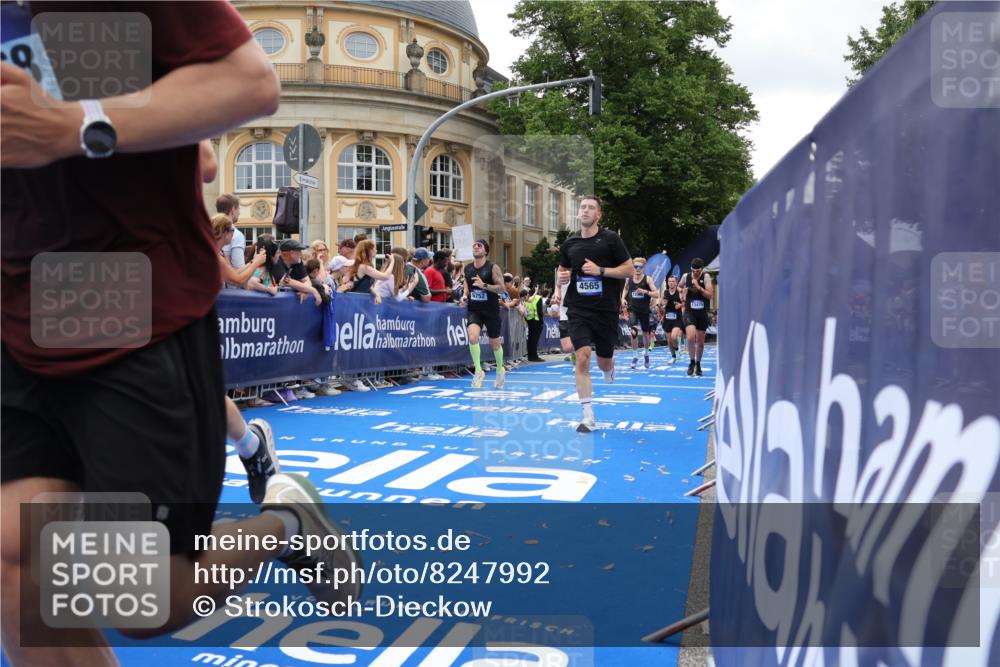 29.06.2025 - hella hamburg halbmarathon Strokosch-Dieckow http://msf.ph/oto/8247992 29.06.2025 10:39:17 Ziel 2044, 3282, 4565, 5752, 6037, 6152, 8319, 8925, 11305, 12046, 12335, 13479, 13729, 14311, 14359, 15013, 15866, 17646, 17668, 18149 meine-sportfotos.de