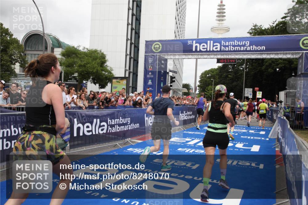 29.06.2025 - hella hamburg halbmarathon Michael Strokosch http://msf.ph/oto/8248070 29.06.2025 10:57:43 Ziel 1239, 1715, 1719, 2606, 2652, 5457, 5458, 10133, 12774, 13523, 14571, 14951, 15217, 15220, 17455, 17769, 17814, 18388, 18985 meine-sportfotos.de