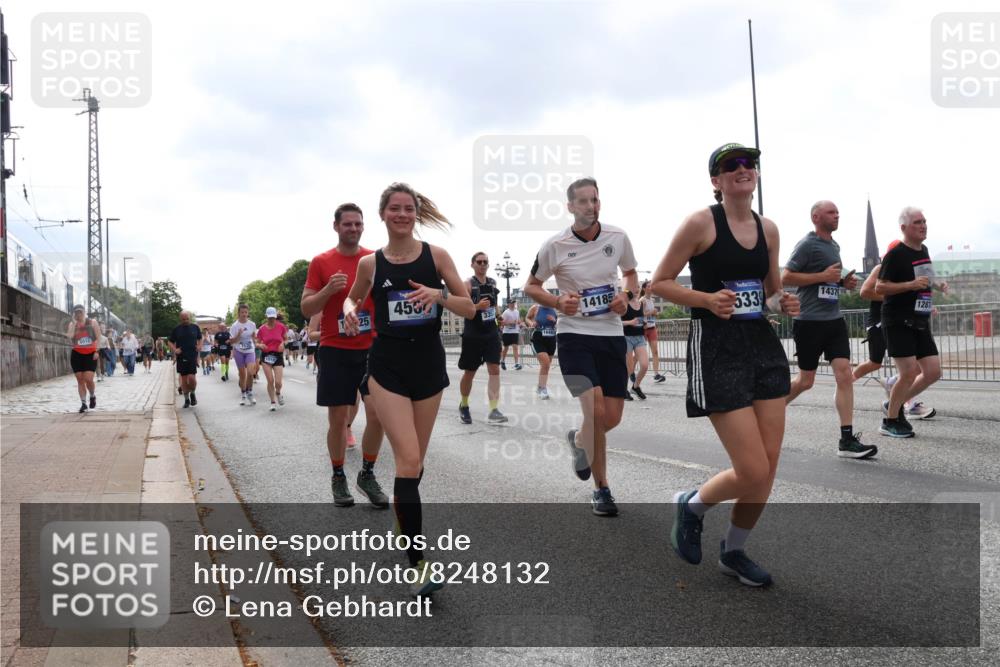 29.06.2025 - hella hamburg halbmarathon Lena Gebhardt http://msf.ph/oto/8248132 29.06.2025 10:45:34 Lombardsbrücke 1033, 1060, 1085, 1104, 1421, 1426, 1685, 1713, 1798, 1854, 1983, 2008, 2216, 2217, 2522, 2550, 2657, 2664, 2917, 2965, 2973, 3160, 3164, 3357, 3377, 3879, 3993, 4099, 4102, 4186, 4224, 4306, 4317, 4337, 4388, 4504, 4820, 4851, 5044, 5099, 5108, 5190, 5339, 5635, 5636, 5949, 6133, 6150, 6509, 6623, 6763, 6788, 6911, 6922, 6980, 7268, 7283, 7356, 7530, 7541, 7699, 7859, 8594, 8605, 8745, 8762, 9620, 10030, 10182, 10225, 10327, 10329, 10367, 11314, 12334 meine-sportfotos.de