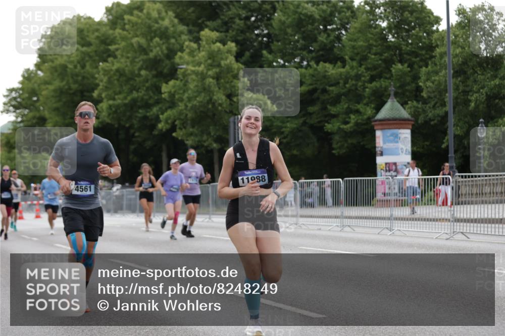 29.06.2025 - hella hamburg halbmarathon Jannik Wohlers http://msf.ph/oto/8248249 29.06.2025 10:30:44 Lombardsbrücke 1292, 1773, 1979, 2097, 2414, 2914, 4561, 4817, 5437, 5943, 6057, 6195, 6620, 6787, 7351, 7604, 8050, 8072, 8073, 8757, 9576, 10111, 10989, 11988, 12384, 12627, 14095, 14349, 15466, 15589, 16457, 17224, 17463, 17509, 17587, 17742, 17966, 19052, 19226 meine-sportfotos.de