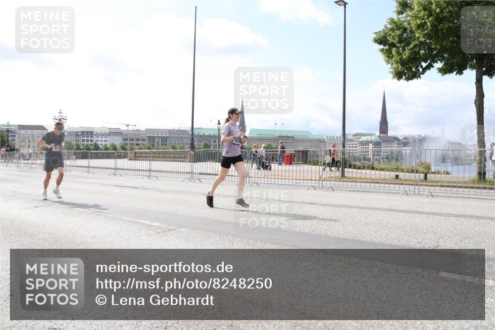 29.06.2025 - hella hamburg halbmarathon Lena Gebhardt http://msf.ph/oto/8248250 29.06.2025 10:10:12 Lombardsbrücke 1052, 1548, 1573, 3921, 4592, 5182, 5440, 5511, 7042, 7058, 7081, 7333, 7636, 7685, 8219, 8685, 8890, 9150, 9306, 9366, 9434, 9674, 9781, 9816, 10036, 10943, 11027, 11180, 12255, 12567, 13739, 13797, 14822, 15409, 16166, 16191, 16445, 16455, 16639, 16872, 17148, 17630, 17730, 17899, 18076, 18196, 18707, 19023, 19242 meine-sportfotos.de