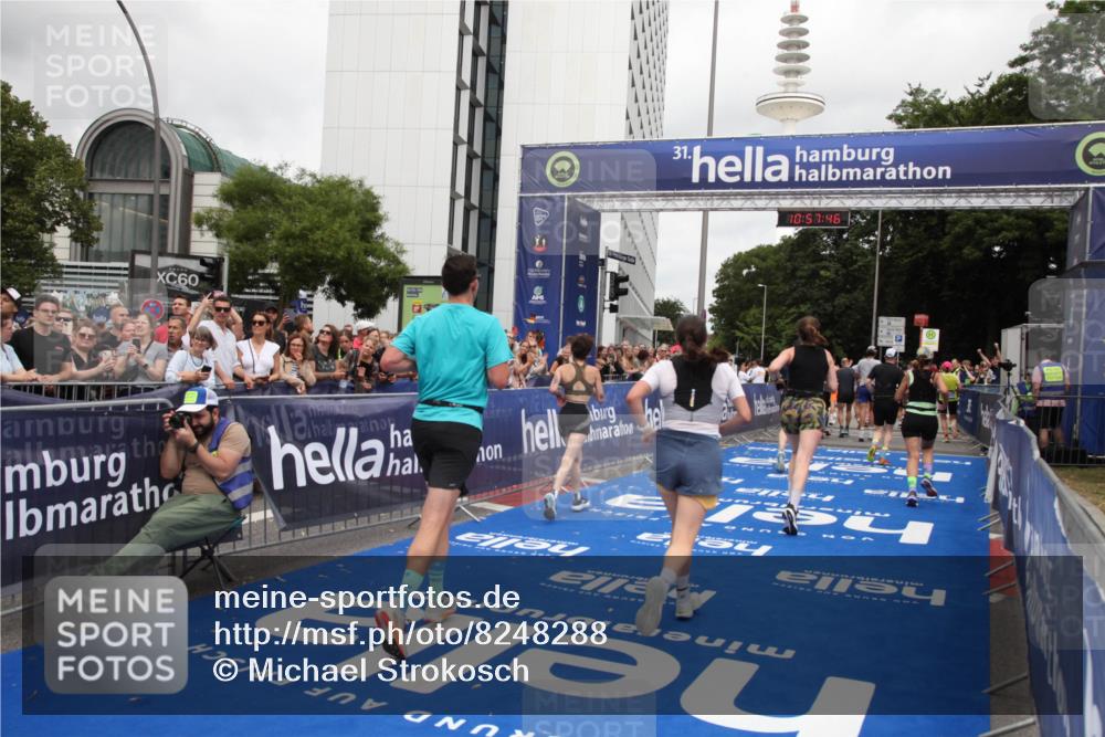 29.06.2025 - hella hamburg halbmarathon Michael Strokosch http://msf.ph/oto/8248288 29.06.2025 10:57:45 Ziel 1239, 1715, 1719, 2606, 7833, 10133, 12774, 13523, 14571, 14951, 15217, 15220, 16418, 17201, 17455, 17769, 17814, 18388, 18508, 18985 meine-sportfotos.de